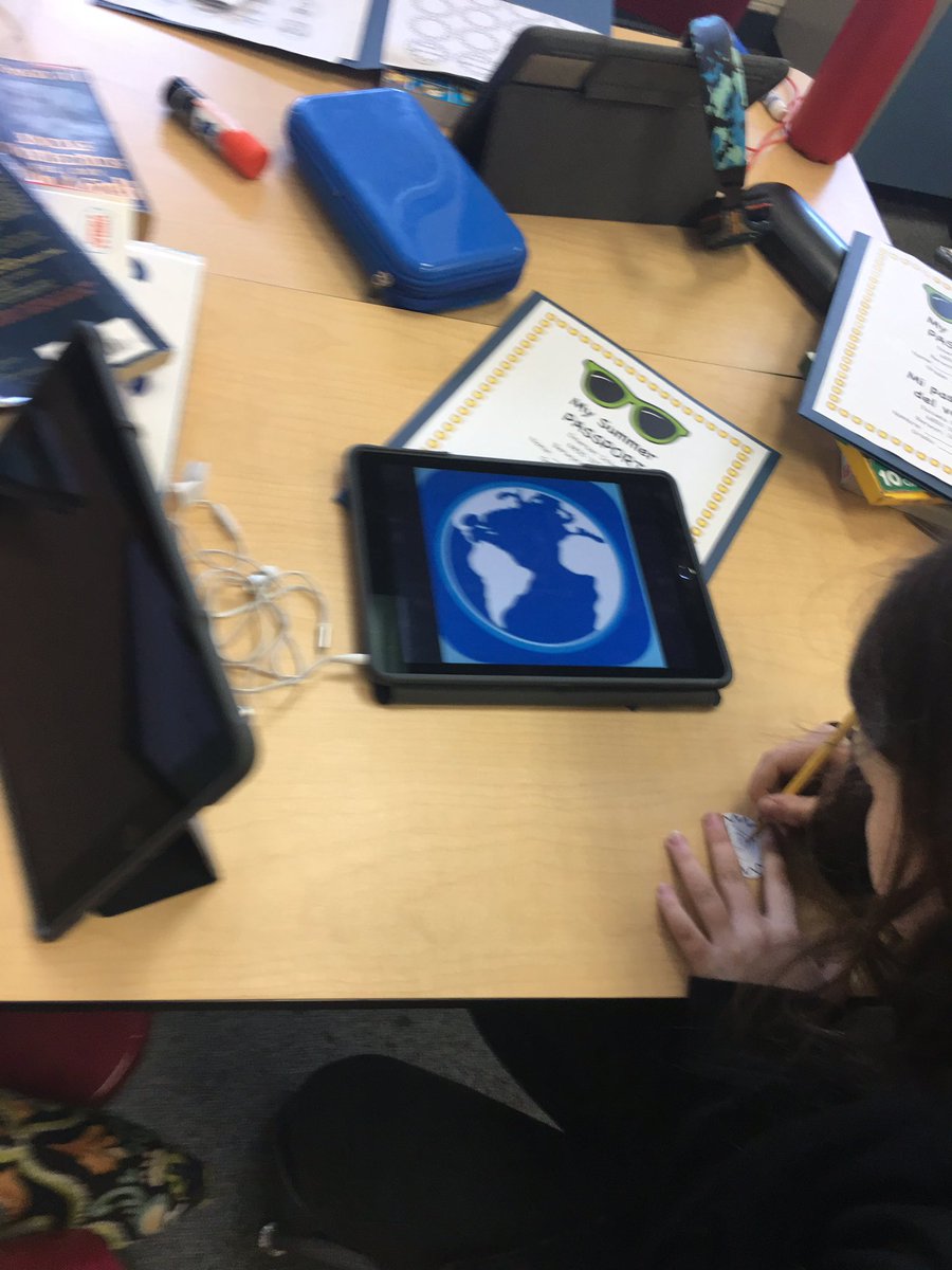 dspuhr's tweet photo. As part of our #SummerReading #initiative #Students are making @LexiaLearning badges to glue into their special passports.  They earn badges for reading and Lexia. @EmersonD100 https://t.co/PB49OMit1L