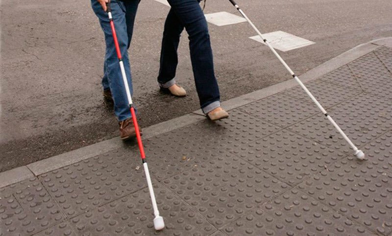 Görme engelli biri kırmızı beyaz renkte baston taşıyorsa, aynı zamanda işitme problemi de olduğunu biliyor muydunuz? 

Daha fazla insanın öğrenmesi için bu bilgiyi aşağıdaki görselle yayabilirsiniz ..