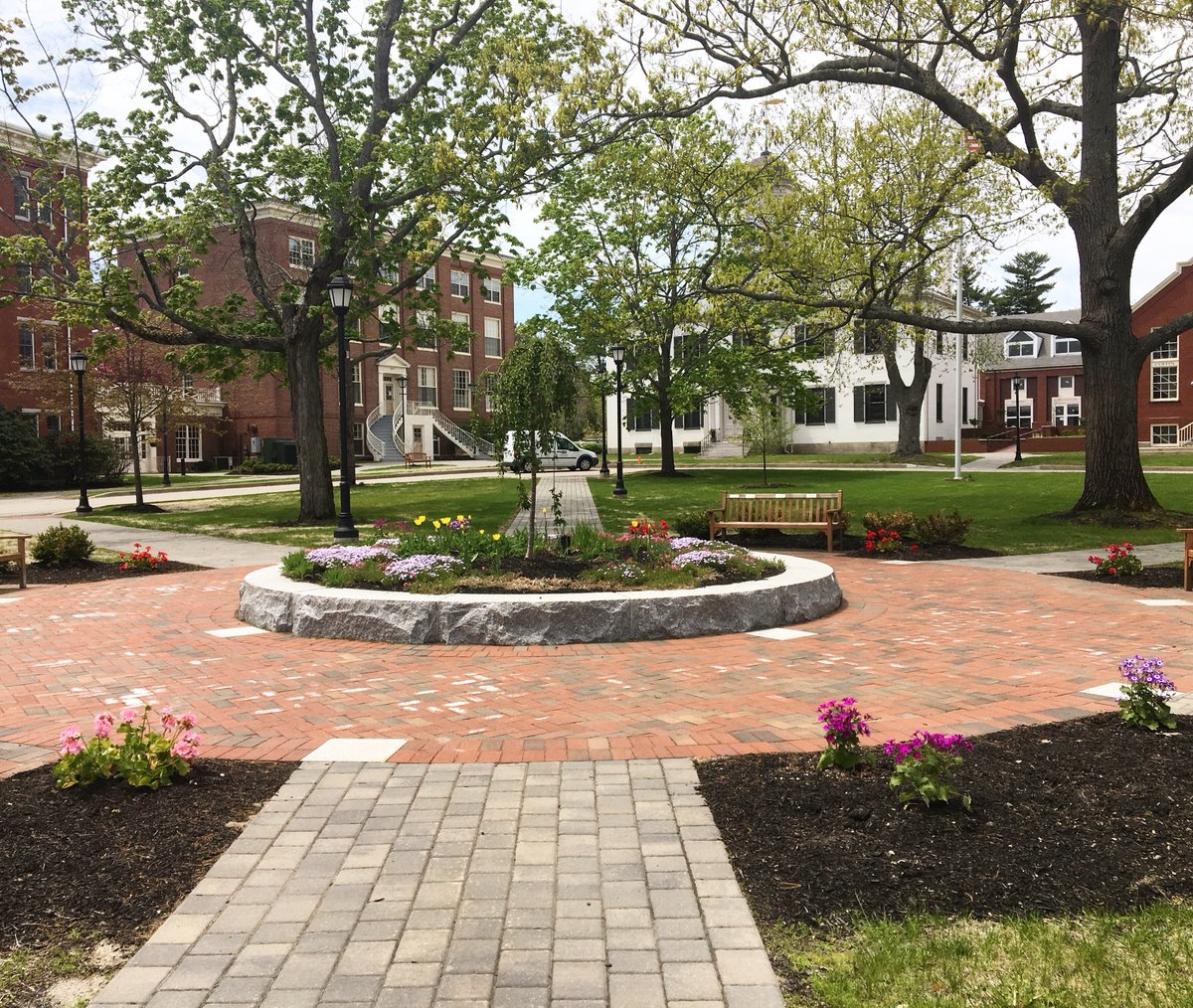 UNECDM's tweet photo. Spring on our campus! 🌺🌹#UNE #UNECDM #Spring https://t.co/YH8ynG3wwT