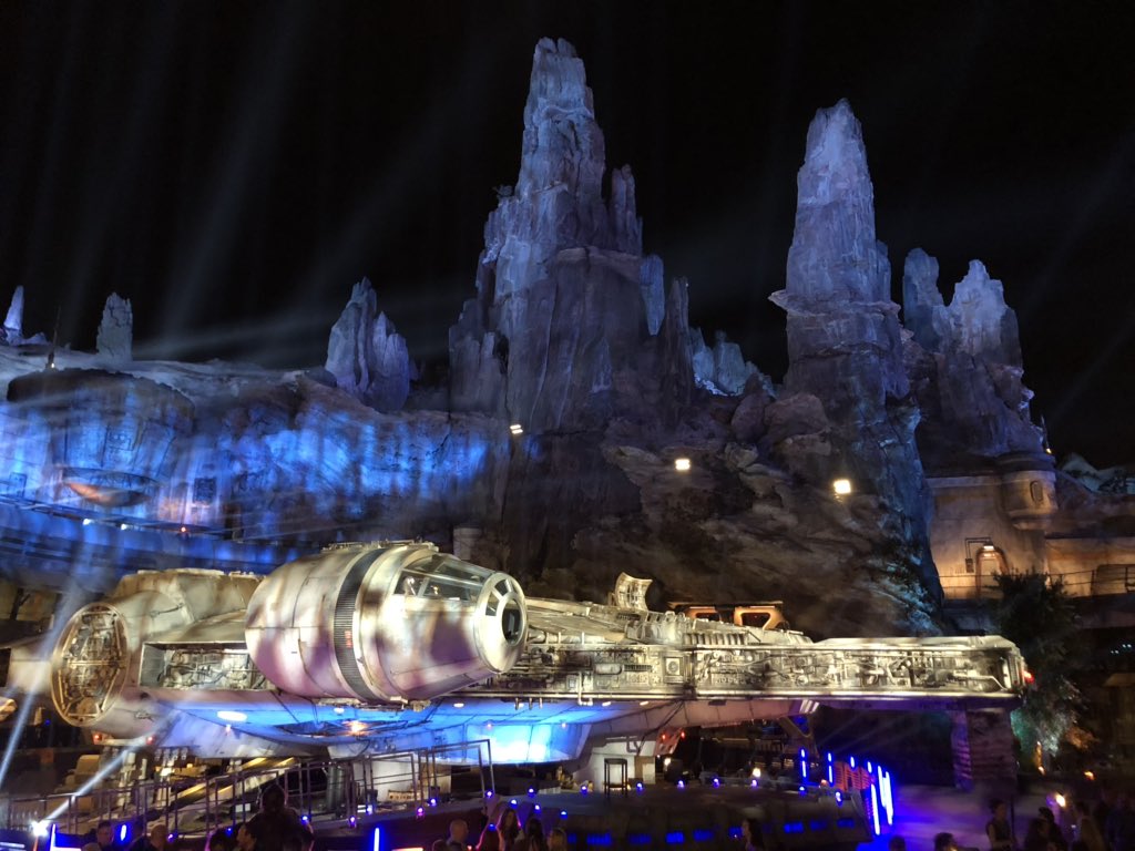 En la inauguración de StarWars #GalaxysEdge de <a href="/Disneyland/">Disneyland Resort</a> California. Estoy muy feliz de vivir esta experiencia y ser de los primeros en conocer el territorio.