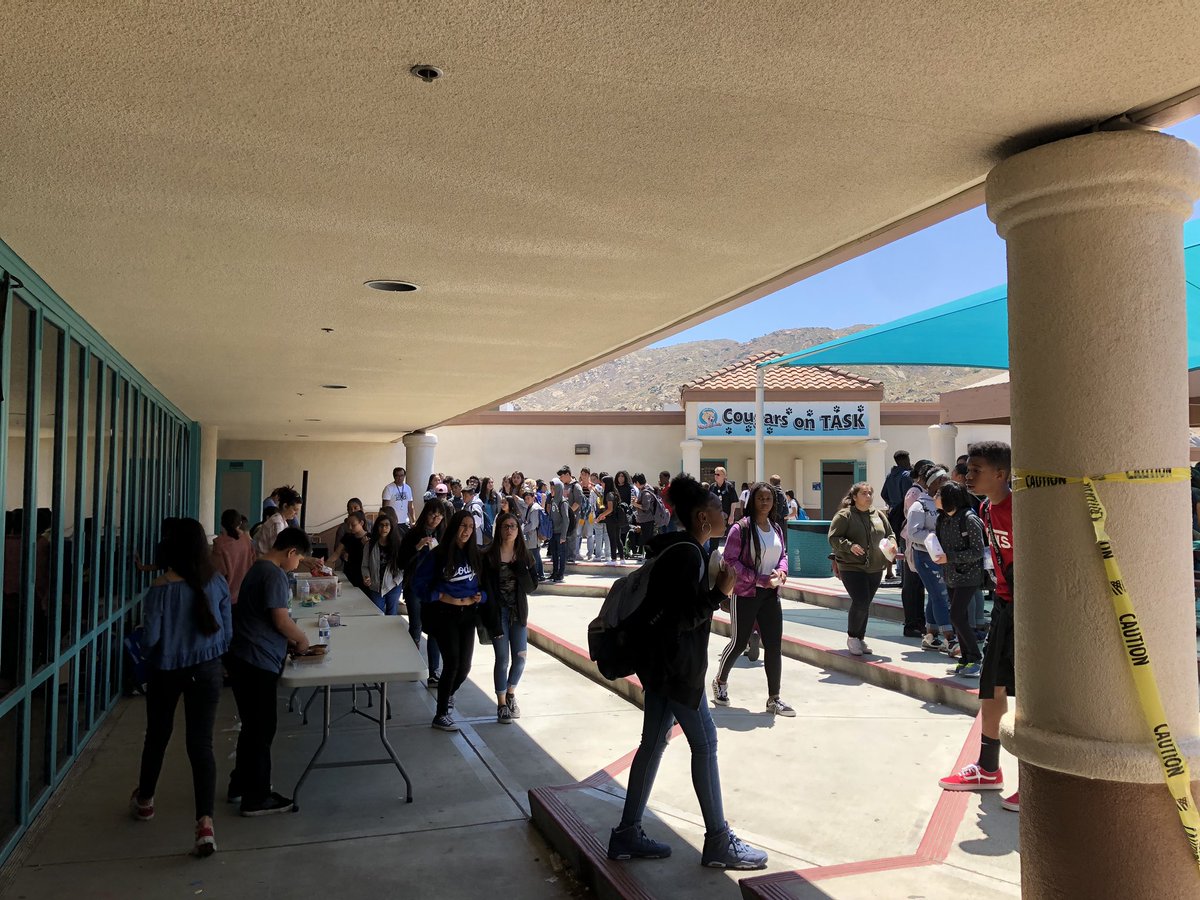 VistaverdeMs's tweet photo. ASB serving 800 students who did a great job during CAASPP testing and earned a Post-Test Celebration!! 🎈🎉🍿 #rockthetest #CougarsOnTASK https://t.co/tB43Wzob2p