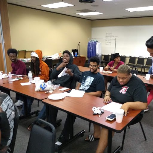 JumaVentures's tweet photo. Skills? ☑️
Work experience? ☑️
Resume to help show it off to employers? ☑️☑️☑️
Huge shoutout to @jpmorgan for facilitating a resume workshop for Juma Houston! 🙌📑🎉 #EarnLearnConnect #LearnMoreEarnMore https://t.co/FvgOCW4Sfx