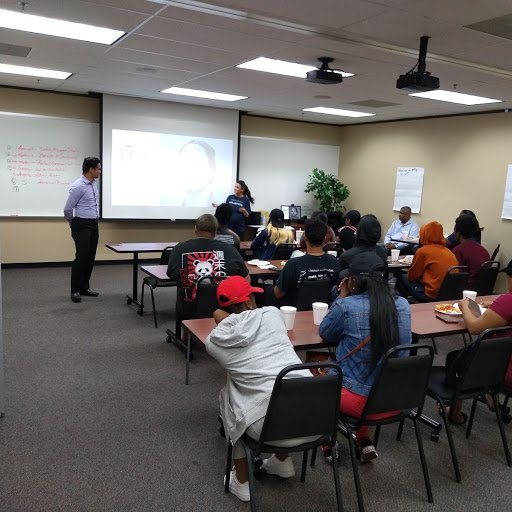 JumaVentures's tweet photo. Skills? ☑️
Work experience? ☑️
Resume to help show it off to employers? ☑️☑️☑️
Huge shoutout to @jpmorgan for facilitating a resume workshop for Juma Houston! 🙌📑🎉 #EarnLearnConnect #LearnMoreEarnMore https://t.co/FvgOCW4Sfx
