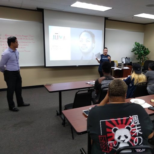 JumaVentures's tweet photo. Skills? ☑️
Work experience? ☑️
Resume to help show it off to employers? ☑️☑️☑️
Huge shoutout to @jpmorgan for facilitating a resume workshop for Juma Houston! 🙌📑🎉 #EarnLearnConnect #LearnMoreEarnMore https://t.co/FvgOCW4Sfx