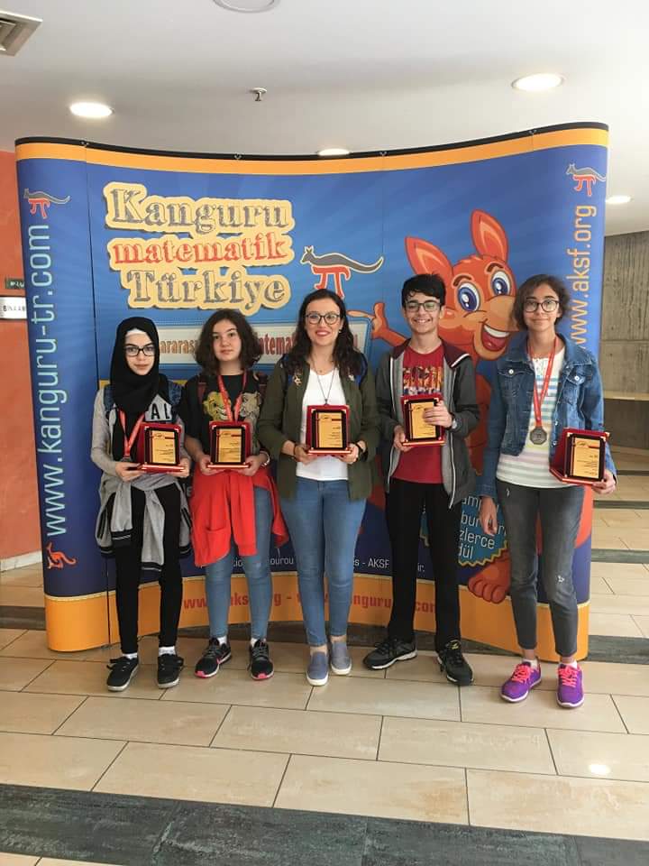Uluslararasi Kanguru Matematik Yarışması  ödül alan ögrenci ve ogretmenimizi tebrik ederiz 
6.sınlar Türkiye 2.ligi Öykü Gumustas
8.sınıflar Türkiye 5.ligi Y. Emir Cosar
4.sınıflar Türkiye 9.lüğü Selin Altin
6.sınıflar Türkiye 9.lüğu Beyza Oguz
8.siniflar Türkiye 10. Enfal Tufan