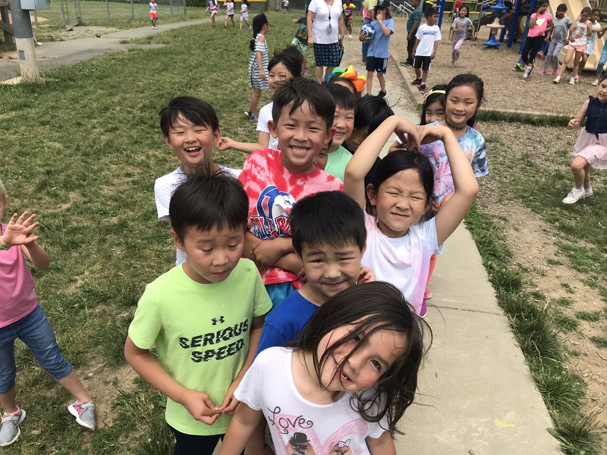 FirstGradeLynch's tweet photo. 🌈 RAINBOW DAY🌈
Final Countdown of 1st Grade!
#worldisarainbow
#firstgrade https://t.co/we5MDelAHJ