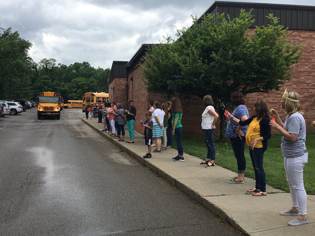PrincipalKohls's tweet photo. And that’s a wrap @LECCTigerCubs! Thank you for sharing your children with us... Have a great summer! https://t.co/KBWrPWq3GR