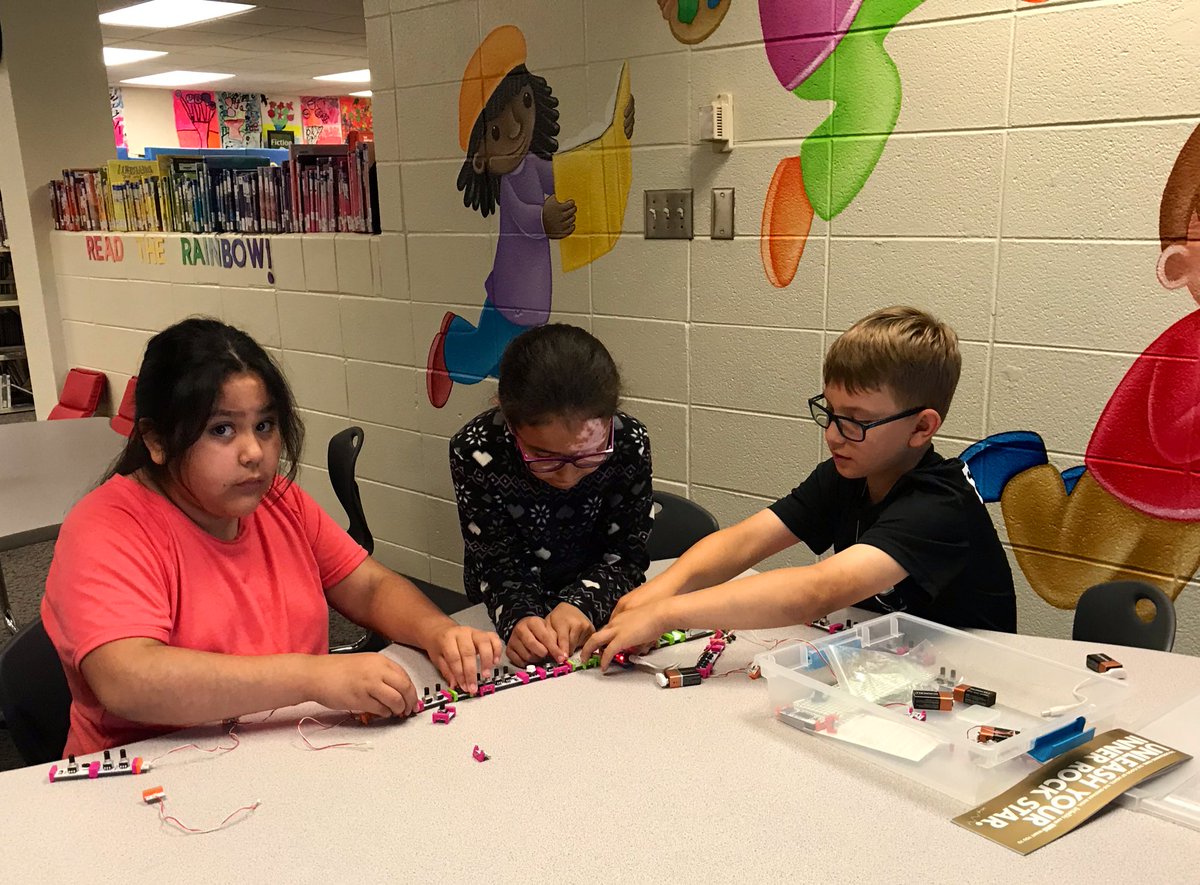 AvonMediaCenter's tweet photo. Such a fun #MakerSpace Day with the Henricksen's! Thanks for joining us @LawrenceKinder &amp; @KasmerKinder! @AvonNovas @JenJReader @Ms_Kordek @Sphero @MergeVR @littleBits #Collaboration https://t.co/71iT38jrmC