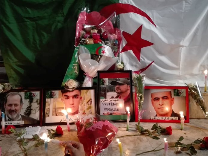 Moncefaitkaci's tweet photo. Photo de l’#hommage, rendu ce jeudi 30 mai, par des citoyens au niveau de la #Grande_Poste à #Alger. Un hommage à #Kamel_Eddine_Fekhar, et aux trois manifestants décédés dans le #Harak depuis le #22février en #Algérie. https://t.co/2hgOMUtpAO