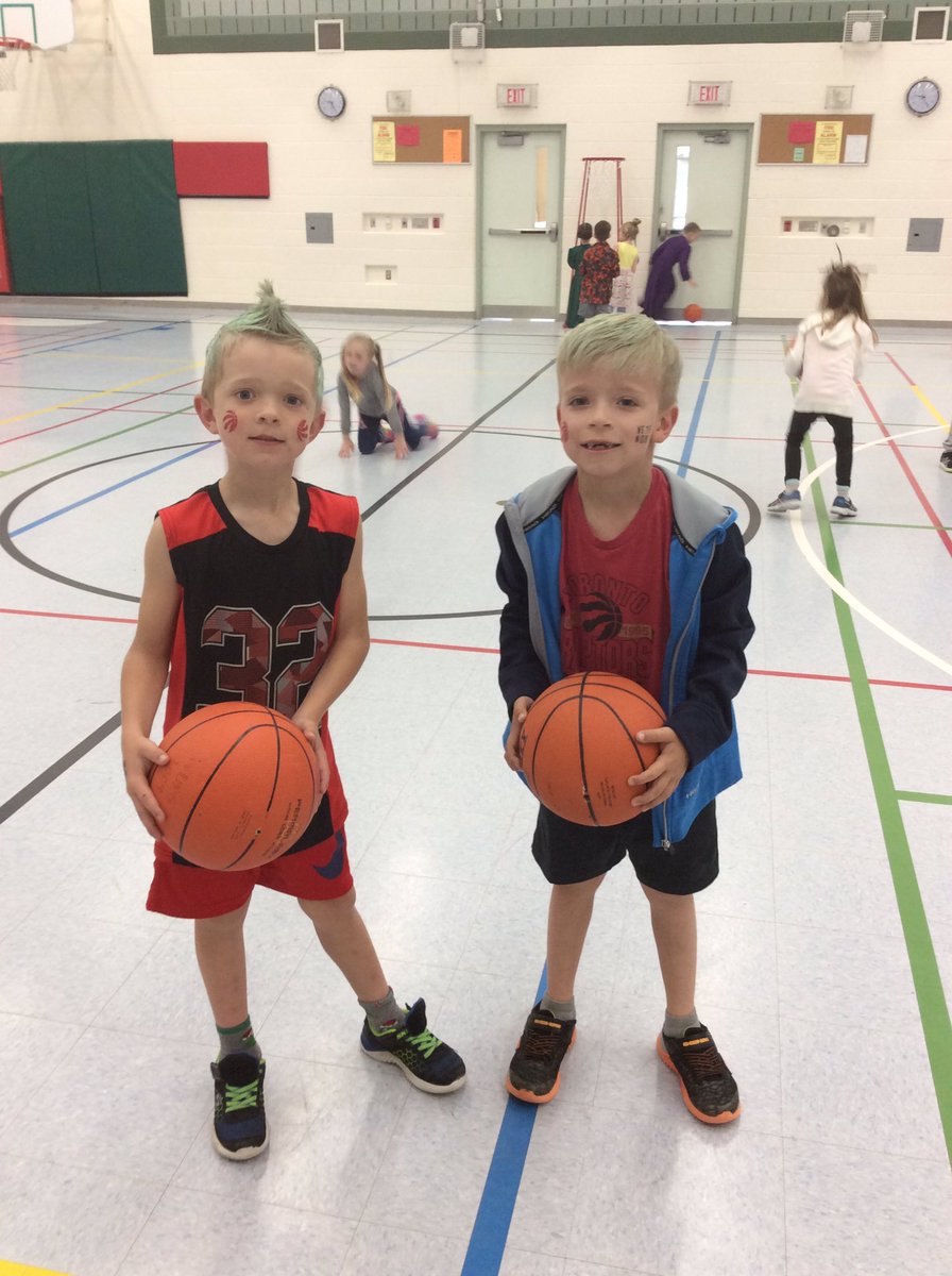 MrsHergottClass's tweet photo. When it’s crazy hair day AND Raptor’s day you just have to shoot baskets in gym! https://t.co/zWCiwqBmOs