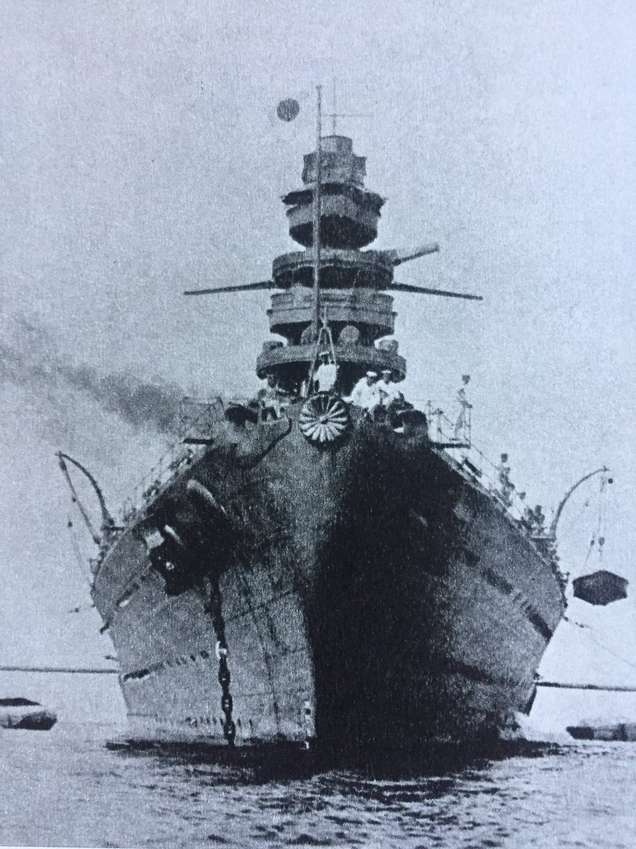 戦艦の写真と菊の紋章 戦艦 大和 模型 十六葉八重表菊紋章 菊花紋章 広島 呉の写真素材