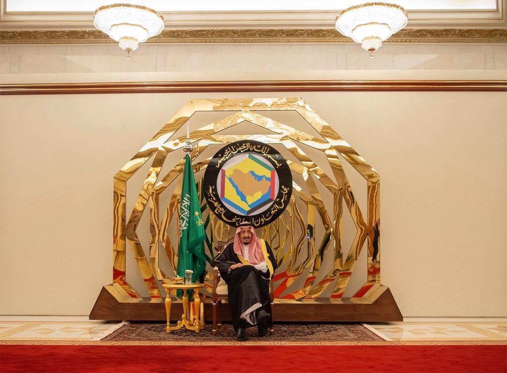 Am1nAz's tweet photo. الوصف يعجز عنها بالكلام
والعبرة لا يراها الا حكيم
ملك يصنع بجلوسه للمهابة عنوان
وبسعيه يستند السلام
فما حسبك بغضبه لمن بدا بالعدوان

 #قمة_مكة_المكرمة https://t.co/GzEiMZqeoR