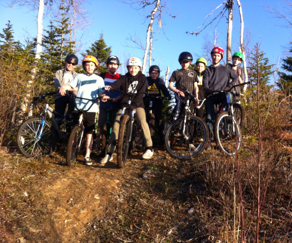 TrevorCoates74's tweet photo. @CMS_Tigers @cvillecycling @schoolsportsnl Fine crew out this evening for CMS MTB practice. #pedaltothemedal https://t.co/S5vMsd1nTr