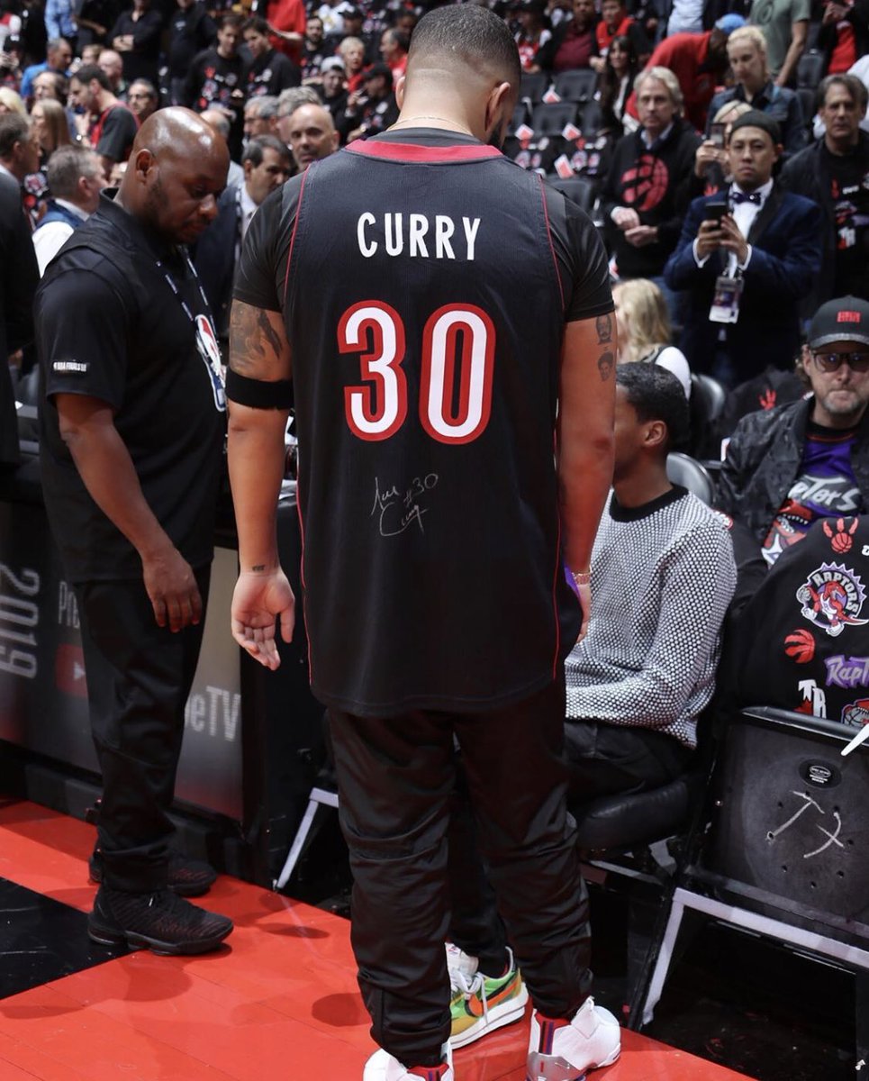 WordOnRd's tweet photo. Drake wearing a Dell Curry Raptors jersey tonight. 🤣 #RaptorsvsWarriors 📸: @NBACanada https://t.co/BZN3ynXjjI