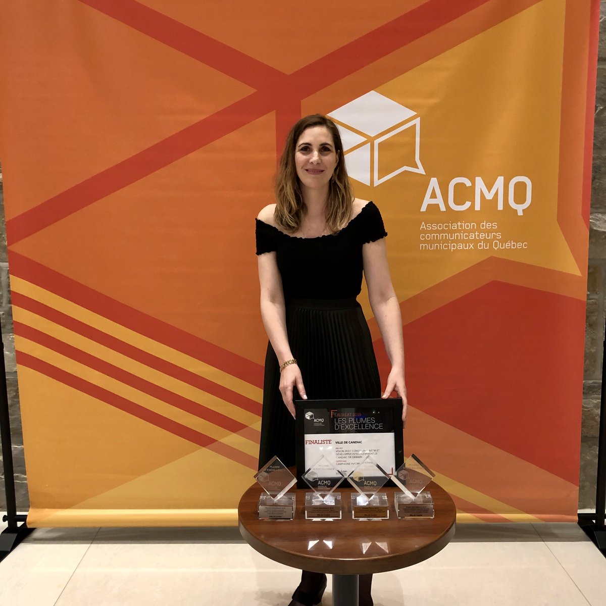 colloqueACMQ's tweet photo. Félicitations à la Ville de Candiac pour son guide du citoyen pour un accueil enracinant. Cet excellent projet lui permet de remporter la plus haute distinction de la soirée, soit la Grande Plume. #PlumeExcellence2019 https://t.co/G6QZ70AriD