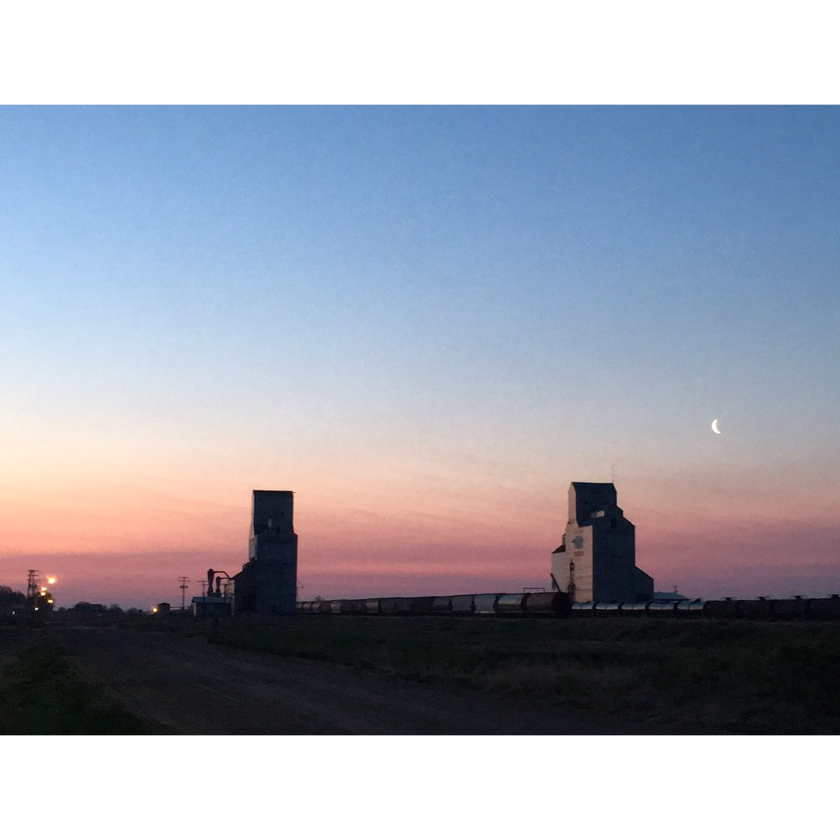 Early morning <a href="/HunterBros/">Hunter Brothers</a> farm in Shaunavon, Sask.