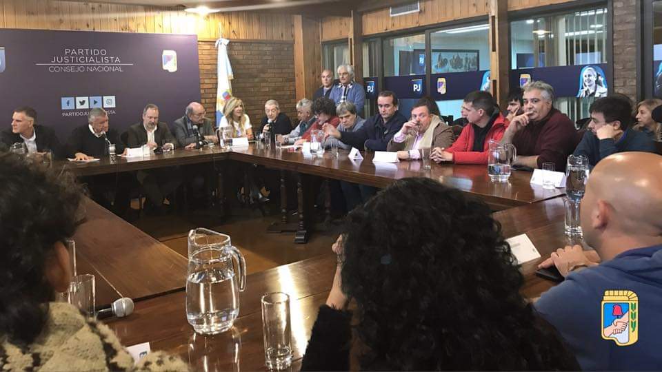 JuanMarinoTPR's tweet photo. Hoy estuvimos presentes, como Partido Piquetero y Unidad Piquetera, en la reunión en el Partido Justicialista para sumar a las organizaciones sociales y piqueteras al Frente Patriótico contra Macri

#ChauMacri https://t.co/VpQC7zsqxF