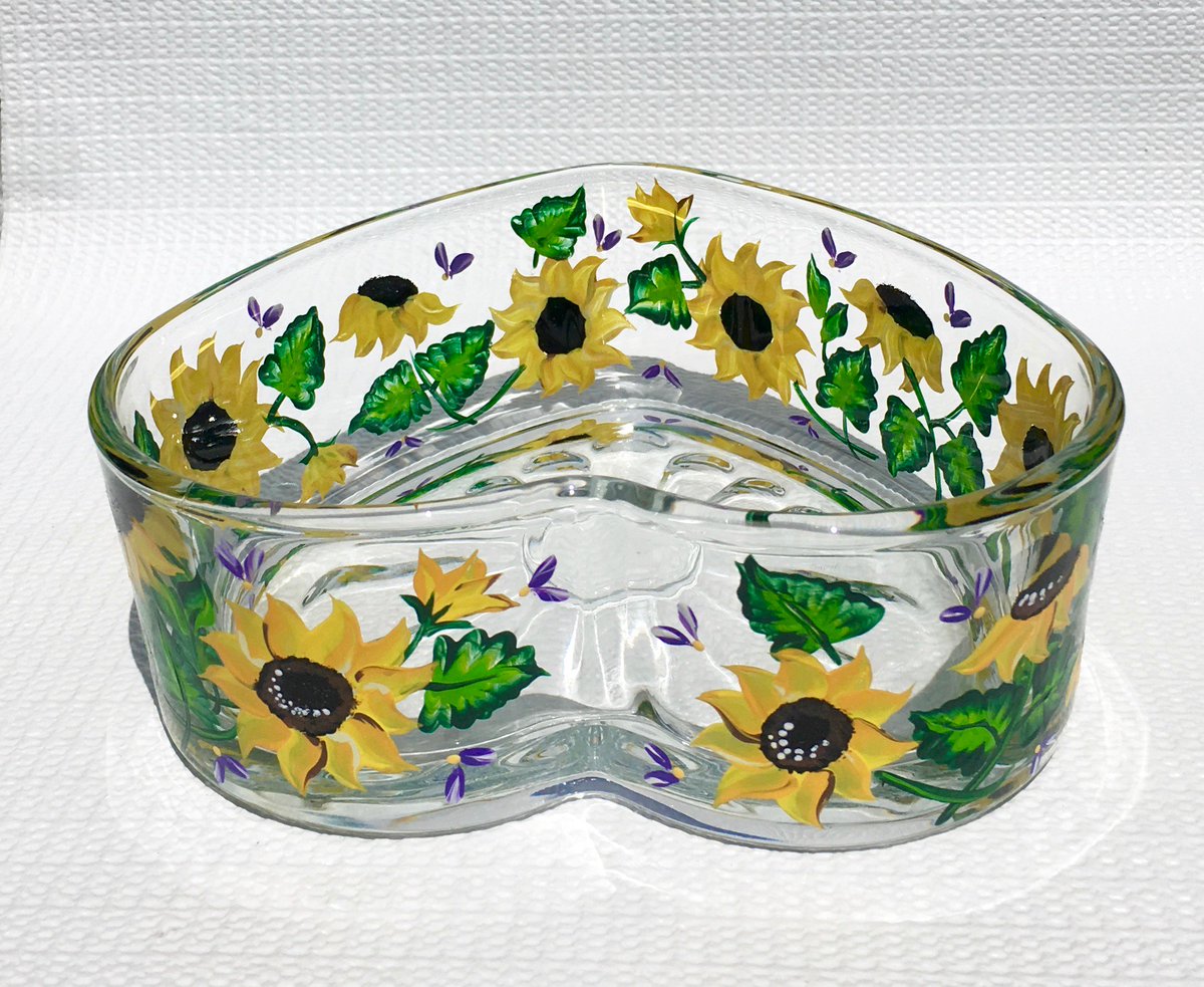 Heart bowl with sunflowers etsy.com/ipaintitpretty… #heartbowl #candydish #sunflowerbowl #sunflowercandydish #summerflowers #summerdecor #giftsforher #bridalshowergift #giftsunder25