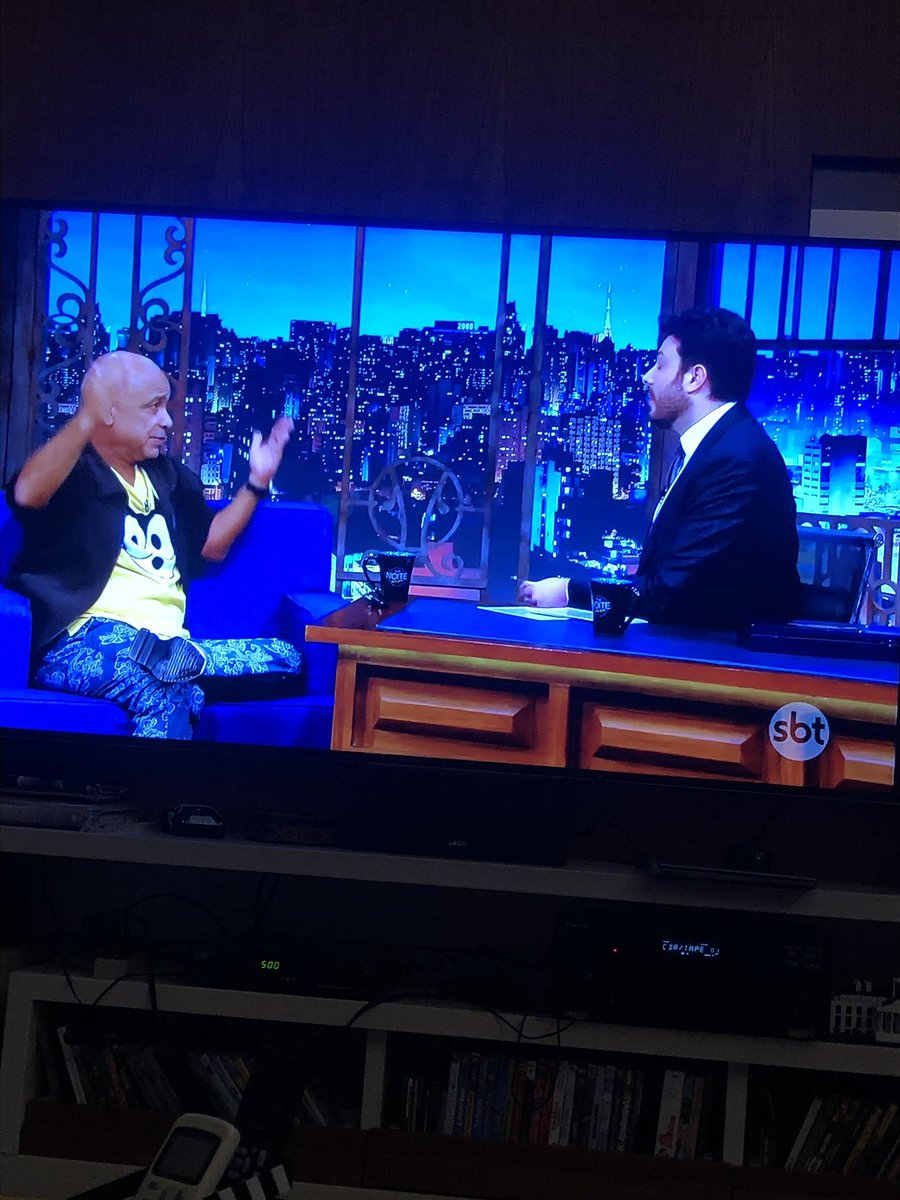 O <a href="/CManoelCasseta/">Claudio Manoel C&P</a> conta tudo sobre o humor dos anos 90 até hoje. Muita “novidade” hoje já andava por aí há 30 anos... <a href="/TheNoiteOficial/">The Noite</a> <a href="/DaniloGentili/">Danilo Gentili</a> <a href="/casseta/">Casseta & Planeta</a> Lançamento do doc “Rindo à toa” m.youtube.com/watch?v=SKtl9x…