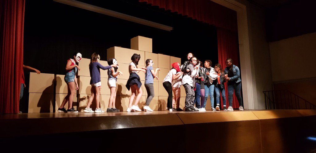 EscolaSaavedra's tweet photo. Dia complert a l'@EscolaSaavedra, experimentem #matematiques al #molldecosta i  a la tarda #teatre a l'@Ins_IAMF https://t.co/CaYrAtYSSI