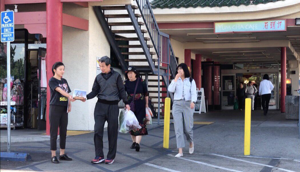 huierliu's tweet photo. 为了六四30周年纪念活动
第一次贴海报
第一次在街头发传单
有点小兴奋
希望小伙伴们能够转发、宣传、并亲临现场
为当年喋血广场的年轻英烈，为仍然奔走呼号的流亡者，为怀揣烈火的苟活者祈祷
六月三日晚至四日晨，将在自由雕塑公园重现当年的悲壮。
活动地址：37570 Yermo Rd, Yermo, CA 92398 https://t.co/X3gH2y5dlB