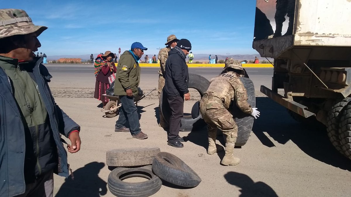 AmbienteyAgua's tweet photo. #LaPaz | Más de 30 toneladas de residuos recogidos en la segunda jornada de limpieza en la carretera Cucuta - Palcoco, municipio de Pucarani y Laja, actividad encabezada por el #MMAyA a través de la #UGCK | Participaron GAM Pucarani, GAM Laja, GAM El Alto, #ABC y comunidades https://t.co/Z2iZTZRD0C