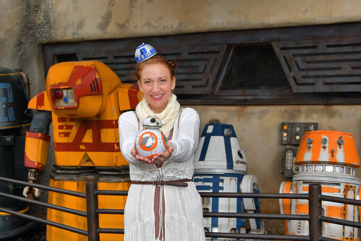 EarsCBC's tweet photo. #earsCBC #earsCreatedByCyndi Thx @DisneyPhotoPass for this amazing memory of my first trip to #SWGE #Batuu #GalaxysEdge #disneyland #DroidDepot during #CastPreview #DisneyLife #PhotoPass https://t.co/20s2CSnJg1