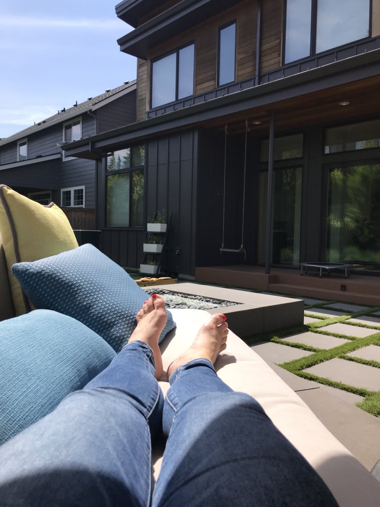 HansonApril's tweet photo. Uh oh. The sun ☀️ has me pinned down &amp; I can’t get up! #stuckonthepatiolounger #dontbothersavingme #leavemebehind #solartherapy #backyardoasis #chilledrightout https://t.co/iuZCkvNgsj