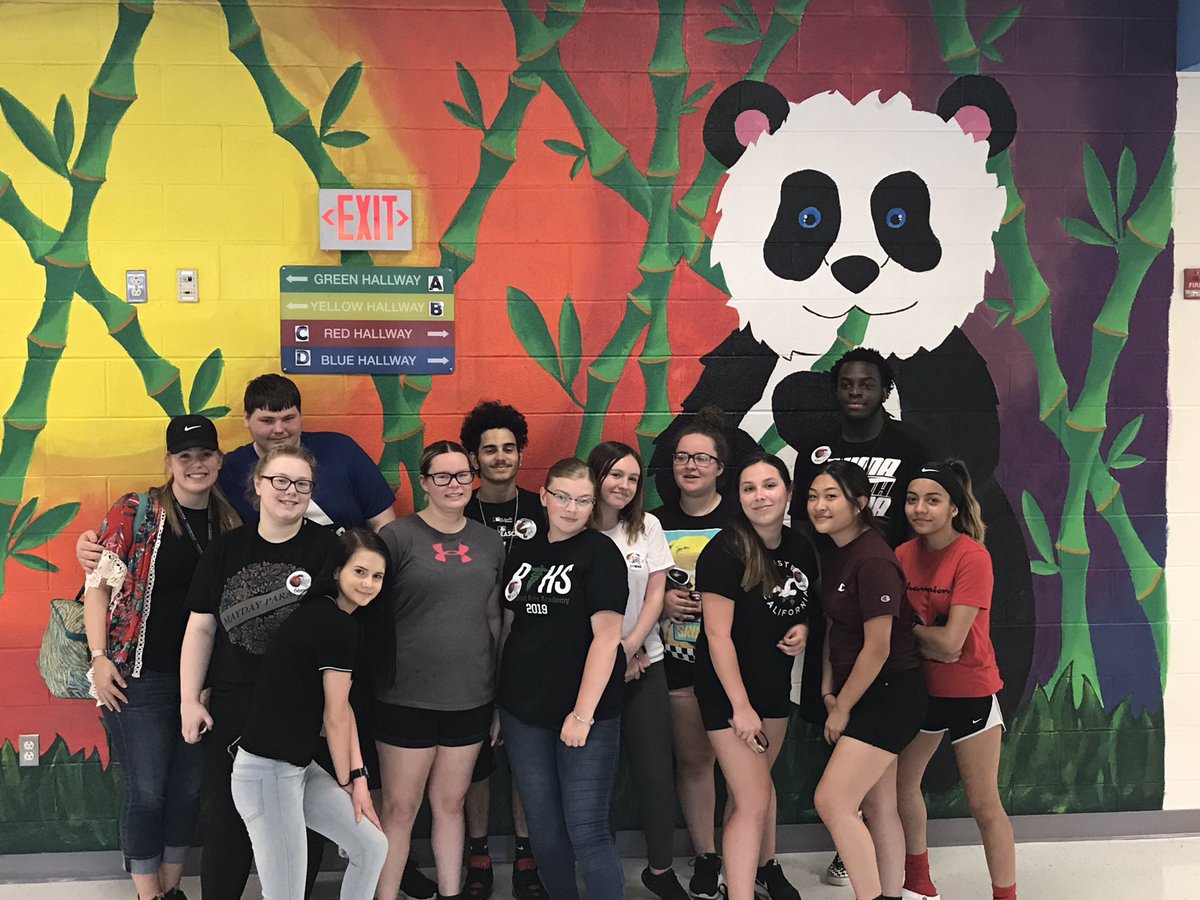 pececpandas's tweet photo. What a wonderful Family Fun Day for the Red Hallway!! We were lucky to have @pthshornets Tomorrow’s Teachers AND the Junior Class AVID to help with today’s activities ❤️ #CultivatingACaringCommunity #CrossGradeMentoring https://t.co/kEzvptV8F8