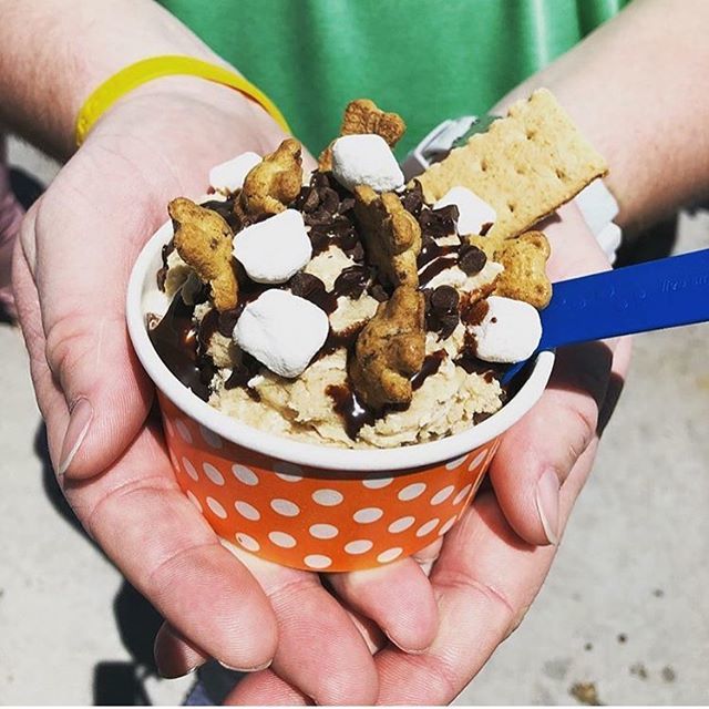 dOughMGok's tweet photo. @h_n_8th is back, tomorrow!! Food trucks and bike races 🚚🚴🏻‍♂️🚴🏼‍♀️ Scoopin’  up sheer greatness in midtown. #doughmg #cookiedough #instadessert #oklahoma #bicycles #foodtruck #happyspooning 🍪 https://t.co/cNtvIlTGVE https://t.co/2rBk1Xq2Kz