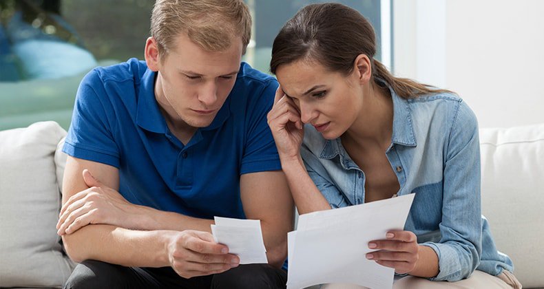 беседа мужчины и женщины. люди в офисе. обсуждение в парах. деловая беседа иллюстрации. семейный бюджет.