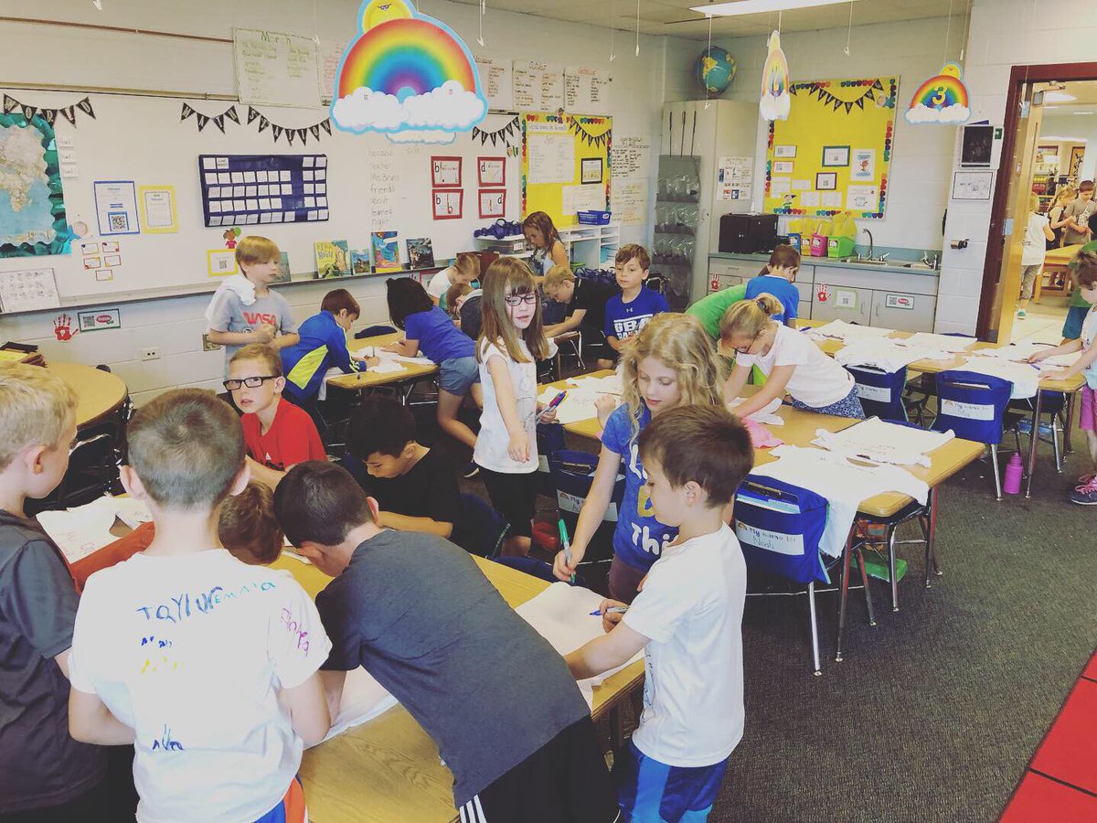 brunoskiddos's tweet photo. 1st grade T-shirt signing day! https://t.co/xzSc1TDDtS