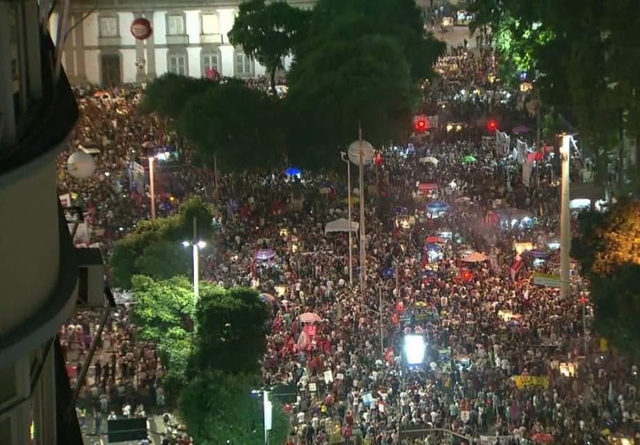 luckytran's tweet photo. I hope y'all paying attention to the amazing organizing scientists are doing in Brazil. 

By day: City square outreach takeovers to build public support. 

By night: Mass, unpermitted, traffic-stopping marches.

Reminds me of @OccupyWallStNYC at its peak!

#30MpelaEducacao #30M https://t.co/HvOTKUMZYU