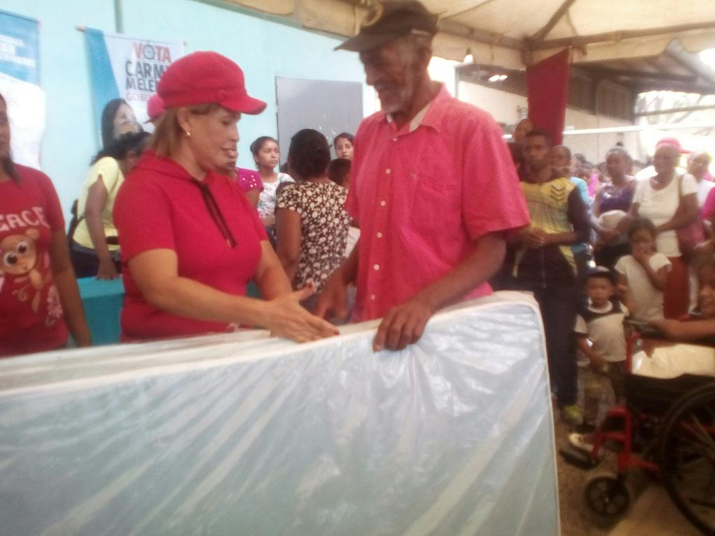 ospinal_1's tweet photo. #JuevesDeAccionSocial En el Caserio Otra Banda, Nuestra Alcaldesa @GiselaR_Moran dando ayuda tecnica al mas necesitado. @gestionperfecta @NicolasMaduro @SoyAngelaD 
#VenezuelaBellaAvanza 
#SoyComunicadorClap https://t.co/45BMKgX0JQ