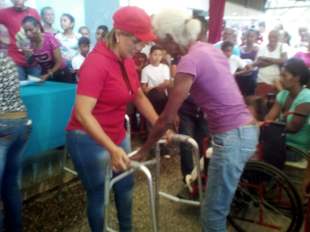 ospinal_1's tweet photo. #JuevesDeAccionSocial En el Caserio Otra Banda, Nuestra Alcaldesa @GiselaR_Moran dando ayuda tecnica al mas necesitado. @gestionperfecta @NicolasMaduro @SoyAngelaD 
#VenezuelaBellaAvanza 
#SoyComunicadorClap https://t.co/45BMKgX0JQ