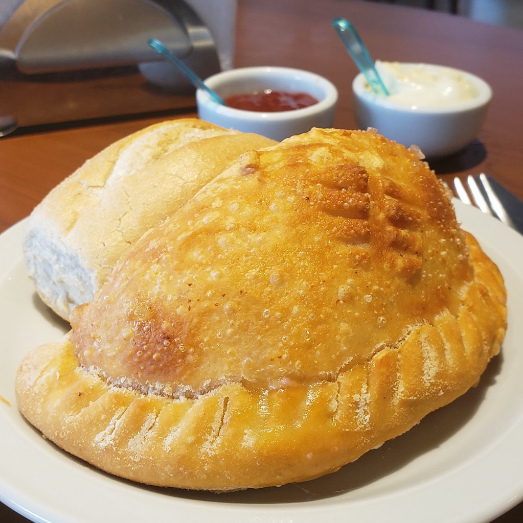 parisparaguay's tweet photo. Queremos saber quién es la fav🥇⭐ 
RT empanada de jamón y queso, LIKE Copa Ana https://t.co/2Ohac5MsOM