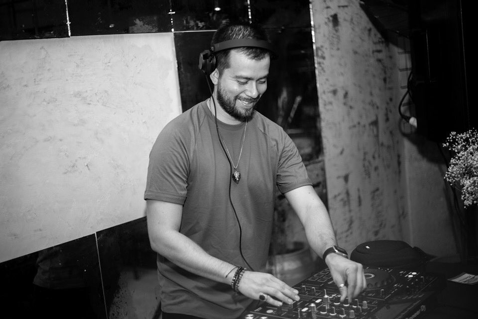 KmiloHernadez's tweet photo. Sonreír con lo que amas hacer 😄#tbt🔙 #mapogodj #rooftop #deephouse At @misticorooftop 🤳 PH: @oscaraponte_ https://t.co/j2rVRmwrsL