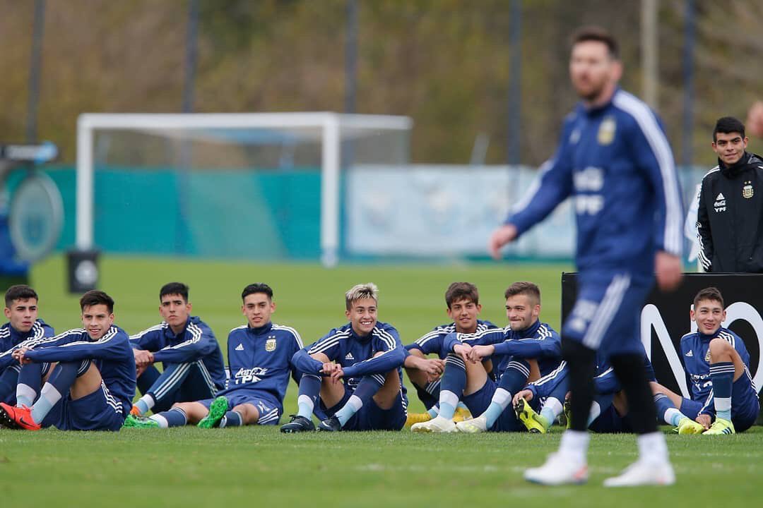 CrackDeportivo_'s tweet photo. Los alumnos y el maestro. ¡FOTÓN! 😍🔟🇦🇷 https://t.co/6QuWUw8u9j