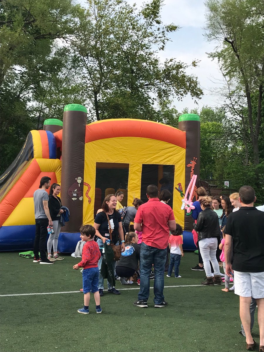 MsBergerTDSB's tweet photo. @NorthleaTDSB hamsters, books and bouncy castles #springfling ⁦@rchernoslin⁩ #tdsb https://t.co/c99E4T7nyy