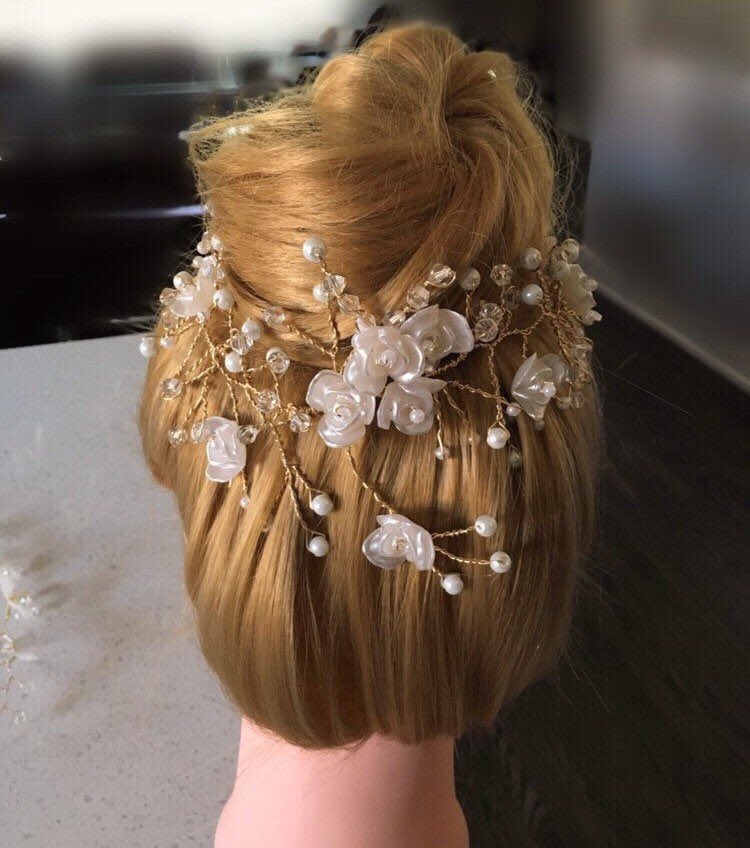 my #etsyshop shop: Bridal #Hairpiece , #hairvine , #crystalaccessories , #weddingaccessories, #bridalhairaccessories #weddinghairpiece , #Wintersilver #hairpiece , rosegold #Hairprooch #flowergirl #crowntiara etsy.me/2KeeQlb