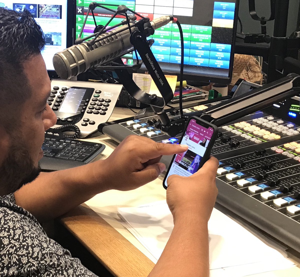 ElPatoRadio's tweet photo. ¿Sabías que @TMobileLatino tiene canal en YouTube? ¡Yo, tampoco! ¿Pero que crees? ¡Me estoy suscribiendo AHORA MISMO! Suscríbete tú también y échale vistazo a los nuevos anuncios, videos, y mucho más. Visita https://t.co/iKNruvWwD5 para más detalles. #TMobile #DeNeta #publicidad https://t.co/n514atbLGT