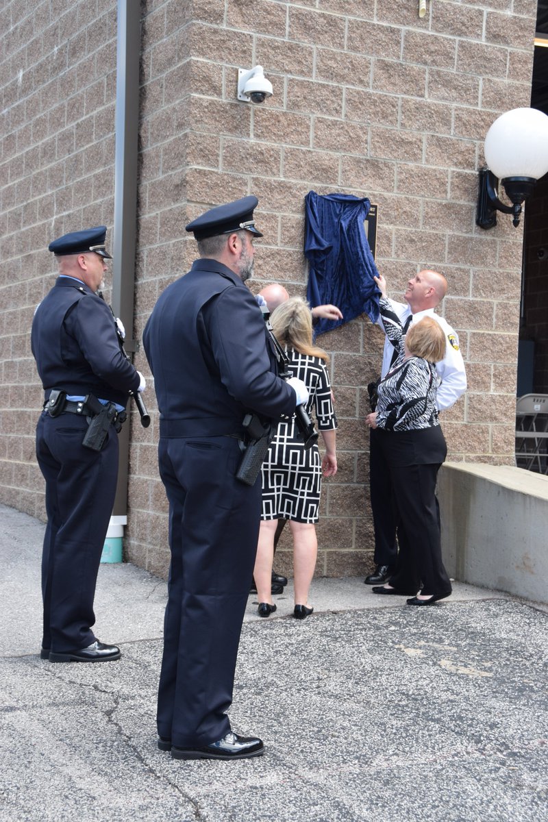 ArchEngraving's tweet photo. 3 members of the McCready family were there and received a replica of the plaque to take home.

An honor guard stood watch over the shrouded plaque during the dedication ceremony until the unveiling. https://t.co/62W7IRFu4T