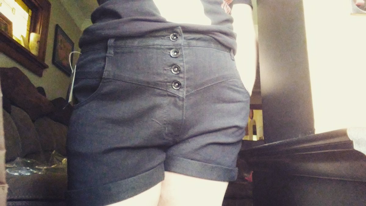 0Clairefranks0's tweet photo. #mybabysteps #selflove #bodyimage
I have always hated wearing shorts because of my tummy and my thighs but I decided to start working on taking on baby steps into loving my body again ❤. 
So here's my attempt:
Shorts bought at @HotTopic :) https://t.co/kRPX1ZrS3S