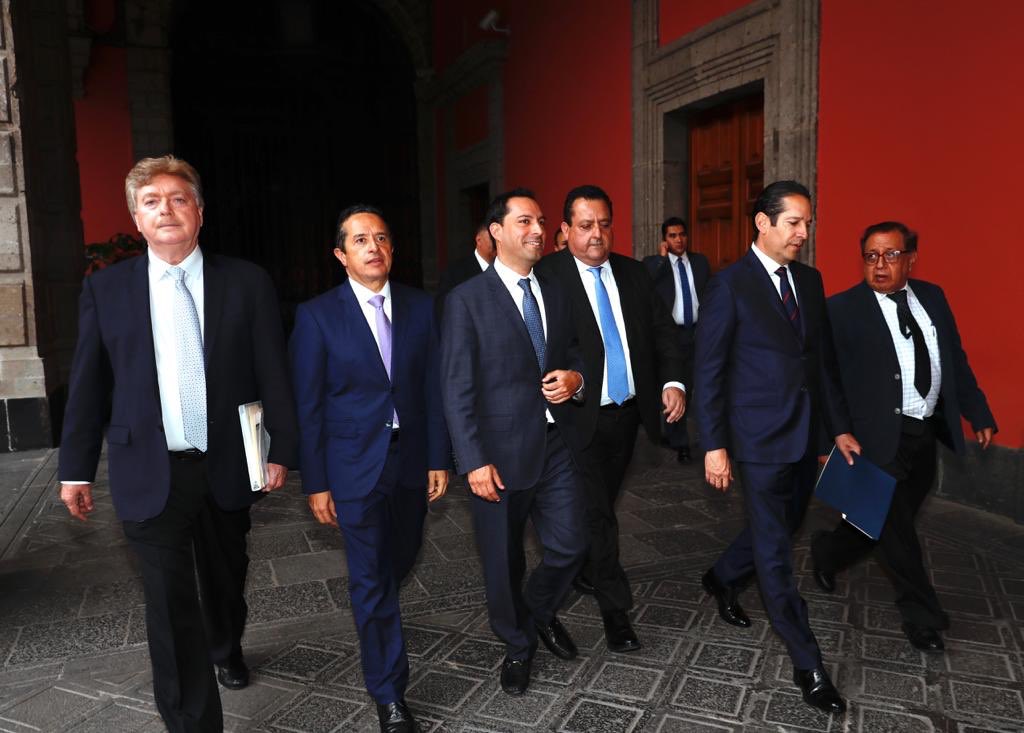 El día de hoy Me reuní con el Presidente <a href="/lopezobrador_/">Andrés Manuel</a> y otros Gobernadores para dialogar sobre #educación, #salud, #seguridad y algunos temas más, muy importantes para #QuintanaRoo y #México. #JuntosAvanzamos
