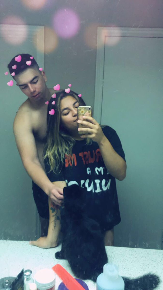Moshingwithadri's tweet photo. Kind of a 1st pic with our baby girl 💛 https://t.co/0mzmveBhwc