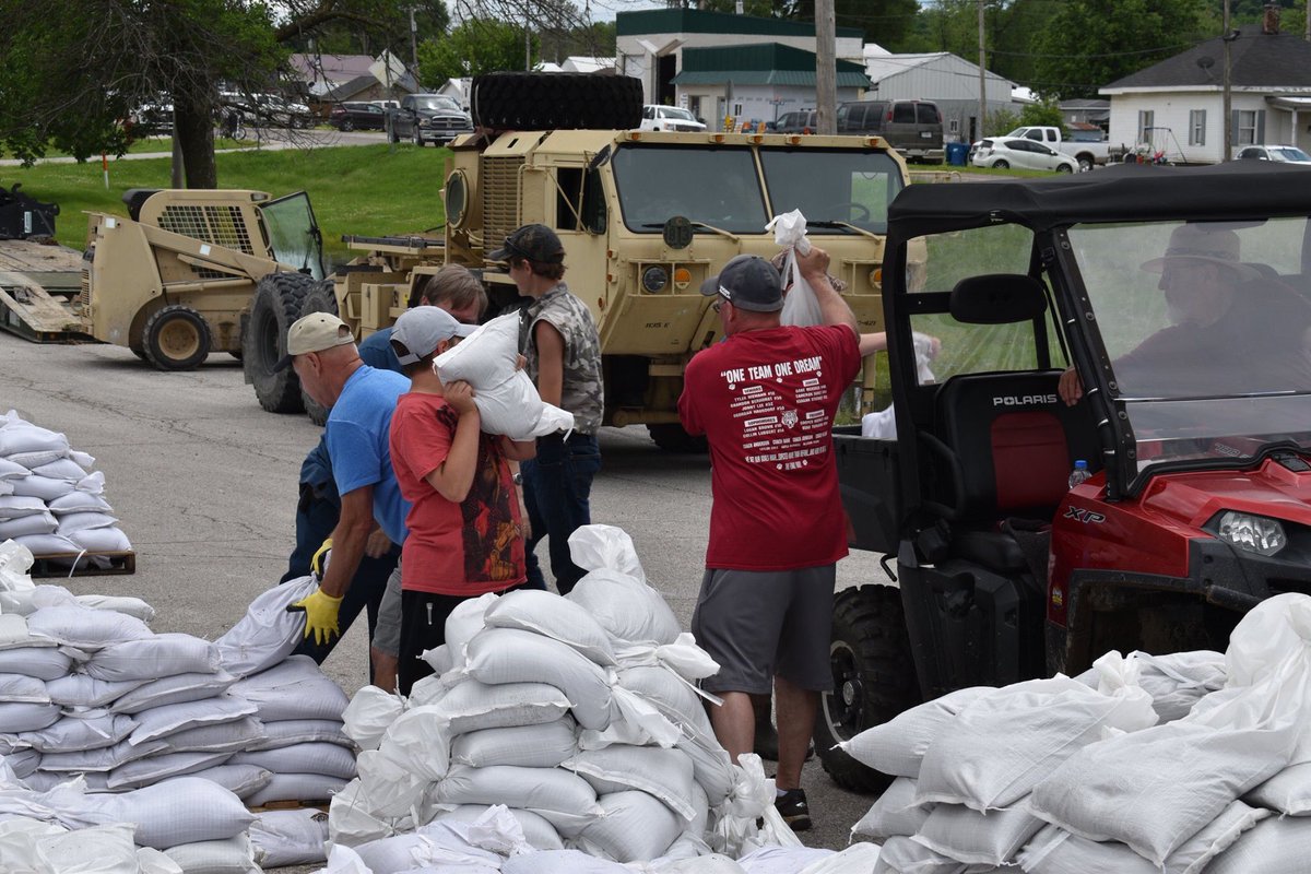 Missouri_NG's tweet photo. Today in #CantonMO — #MOflood fight being fought by many.

As a community-based organization, #MoGuard #NationalGuard Soldiers and Airmen are proud to work shoulder-to-shoulder with our neighbors in need.

(@USNationalGuard photos by #ArmyGuard Capt. Justin Collis) https://t.co/ClFNw27YmF