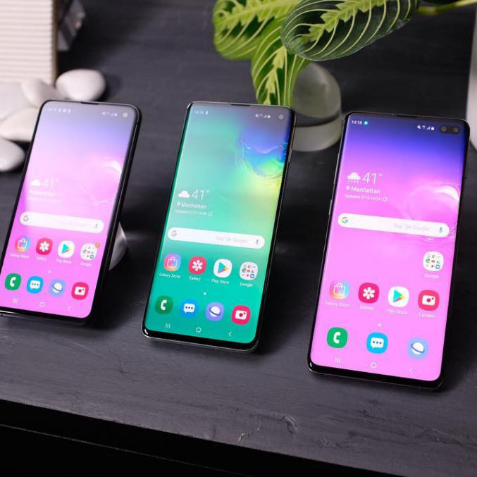 cofoundersapps's tweet photo. The new galaxy s10 with bigger screen. Interesting. #samsung #tech https://t.co/OhdNUAayR9