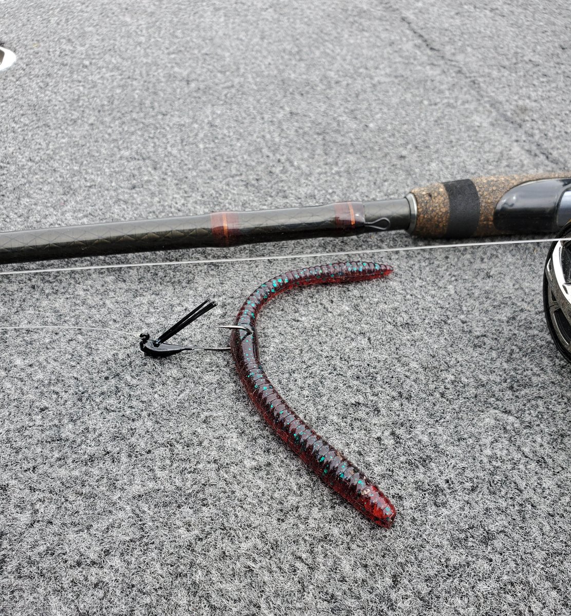 gamblerlures's tweet photo. If you have clear water or want to skip docks with something more than just an open hook, try out our Wacky Jig Head with a #Sweebo worm. https://t.co/yGOvKXuZVM