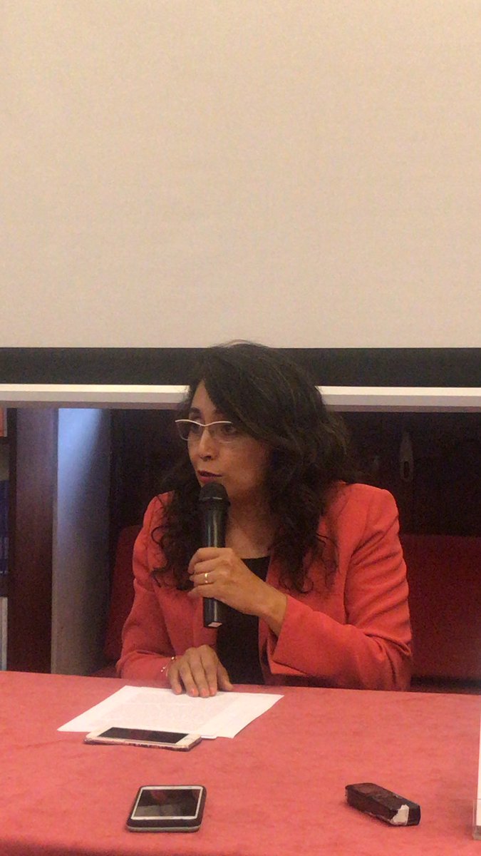 CaroSarmientoD's tweet photo. Caroline Ávila, docente de la Universidad del Azuay. Presenta la obra recalcando la importancia de la misma para el periodismo. #pdigitaluda @elcomerciocom @avilanieto https://t.co/ZFfAcPyOvE