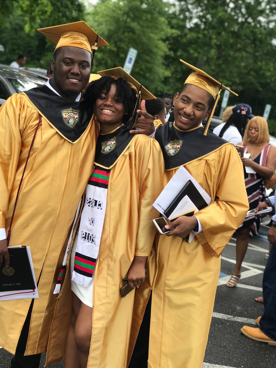 HighKageTv's tweet photo. Came in as strangers, Graduated as Family♥️💉🎓 #ohhsgrad2k19 https://t.co/zhYVJfy1nj